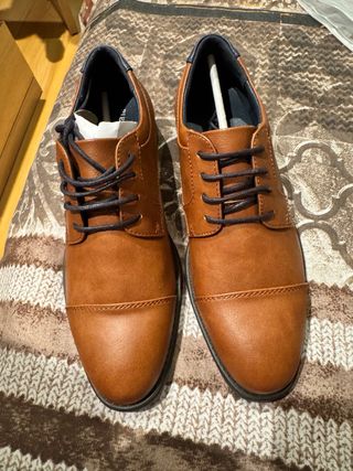 Zapatos de vestir marrones, sin estrenar.