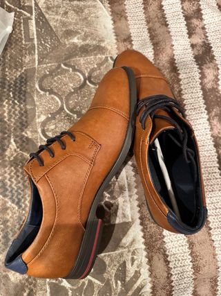 Zapatos de vestir marrones, sin estrenar.