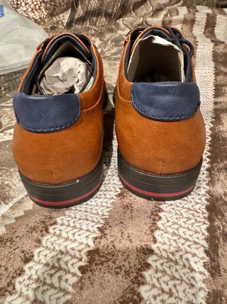 Zapatos de vestir marrones, sin estrenar.