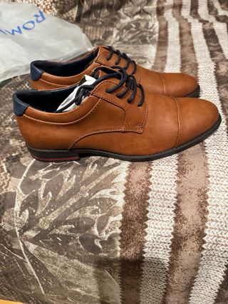 Zapatos de vestir marrones, sin estrenar.