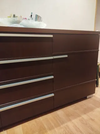 Mueble de madera marrón