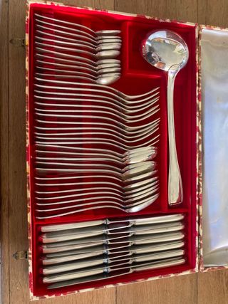 Cubertería de metal plateada