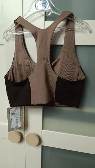 Top deportivo beige y marrón t.S