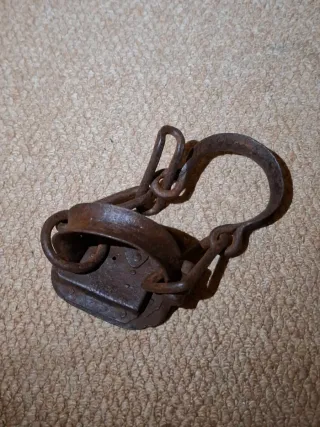 Grillete antiguo de hierro con candado  XVIII–XIX