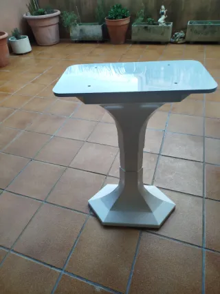Mesa auxiliar pedestal blanca. 74 cm altura