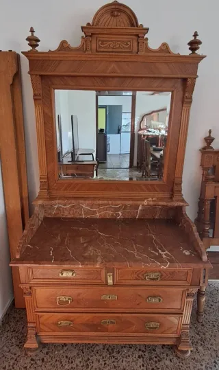 Mueble tocador antiguo con espejo