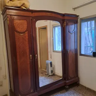 Mueble tocador antiguo con espejo