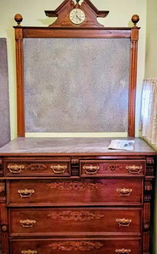 Mueble tocador antiguo con espejo