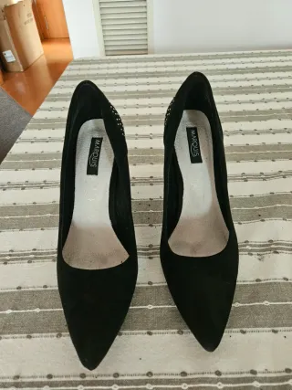 Zapatos negros tacón con tachuelas