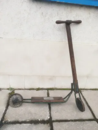Patinete antiguo de madera