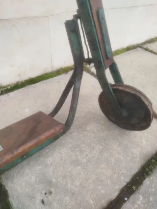 Patinete antiguo de madera