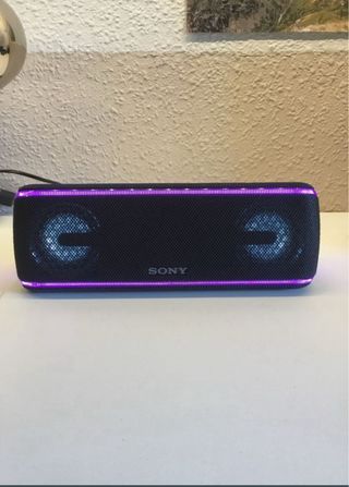 Altavoz Sony Negro con Luces LED Moradas