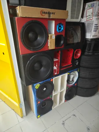 Cajas de sonido vacías o con accesorios