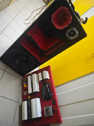 Cajas de sonido vacías o con accesorios