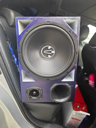 Cajas de sonido vacías o con accesorios