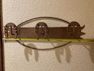 Perchero de metal con herraduras