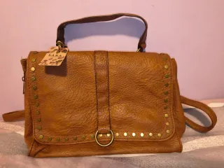 Bolso bandolera piel marrón tachuelas