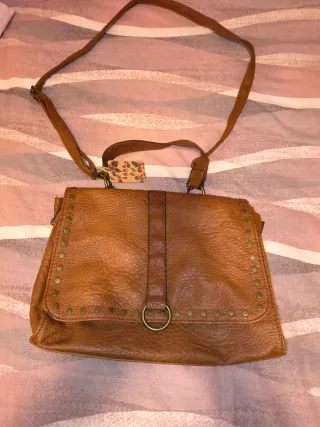 Bolso bandolera piel marrón tachuelas