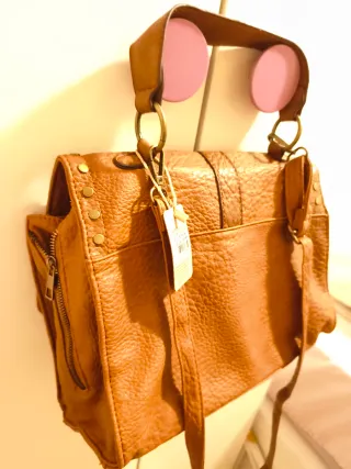 Bolso bandolera piel marrón tachuelas