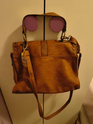 Bolso bandolera piel marrón tachuelas