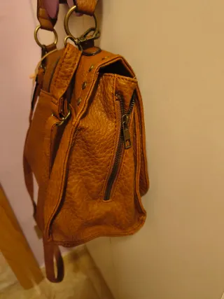 Bolso bandolera piel marrón tachuelas