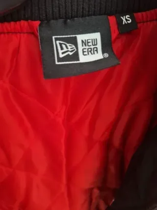 Chaqueta New Era Chicago Bulls Negra Roja