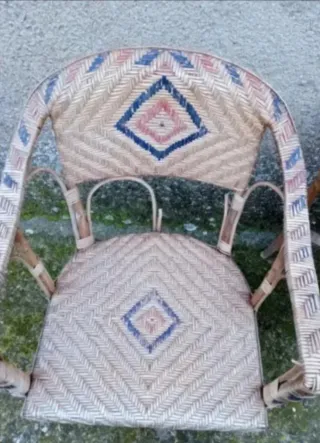 Sillón antiguo de mimbre con diseño