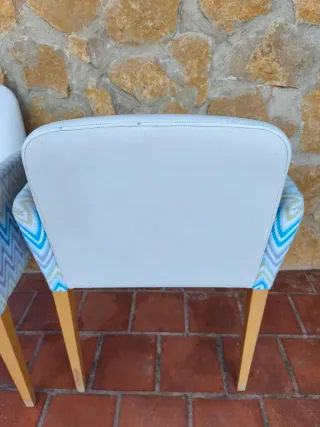 2 Butacas de tela y madera