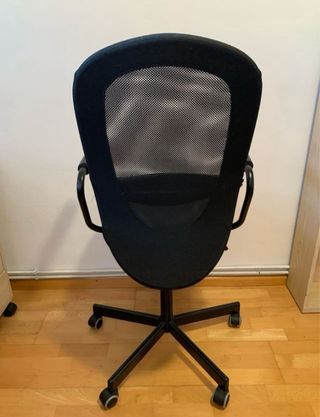 Silla de oficina negra.