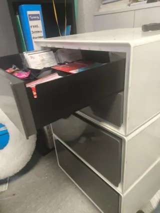 Cajonera de oficina gris y blanca