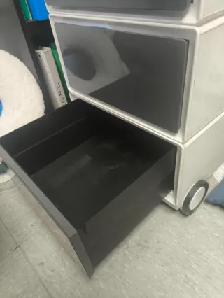 Cajonera de oficina gris y blanca