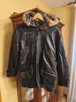 Trenca de piel negra con forro guateado