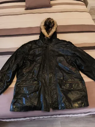 Trenca de piel negra con forro guateado