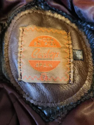 Trenca de piel negra con forro guateado