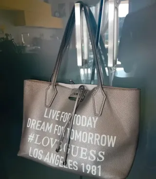 Borsa Guess effetto metallizzato