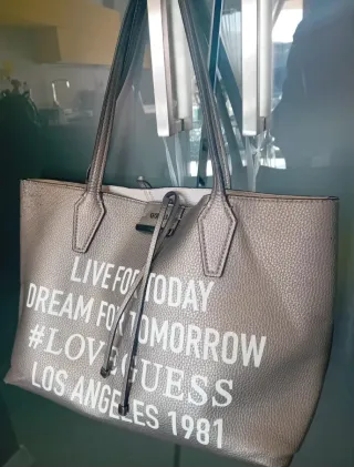 Borsa Guess effetto metallizzato