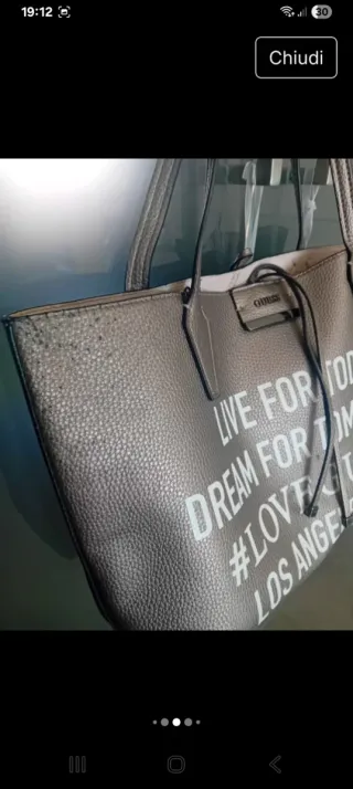 Borsa Guess effetto metallizzato