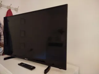 TV Hisense 40 con soporte para colgar en la pared