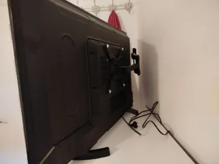 TV Hisense 40 con soporte para colgar en la pared