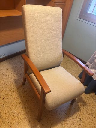 Sillón de tela y madera
