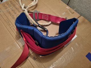 Arnés de seguridad con cuerda y mosquetones