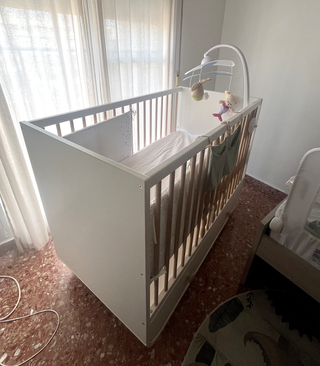 Cuna IKEA MYLLRA con cajón en perfecto estado