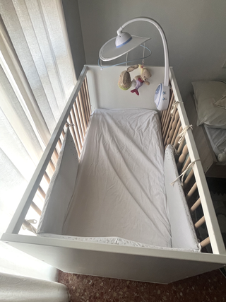 Cuna IKEA MYLLRA con cajón en perfecto estado