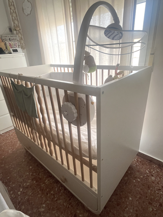 Cuna IKEA MYLLRA con cajón en perfecto estado