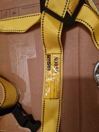 Arnés de seguridad amarillo