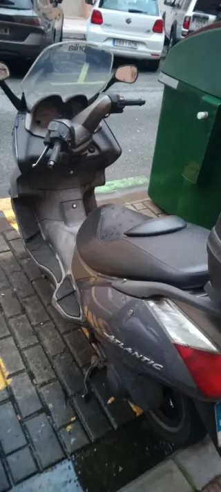 Aprilia Atlantic Maxi Scooter Gris