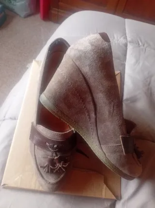 Cuña ante beige/marrón talla 40