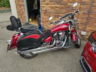 Suzuki VN900 Custom Roja