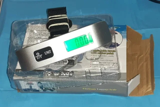 balanza peso portatil viaje Pesa 50 Kg. En mano