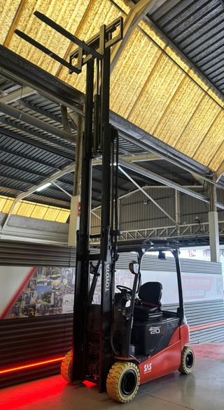 CARRETILLA ELEVADORA OCASION 2000 KG